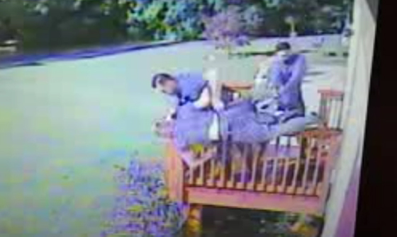 فيديو مثير.. اعتداء شابين على آخر بطريقة وحشية، والسبب مجهول! صورة رقم 3