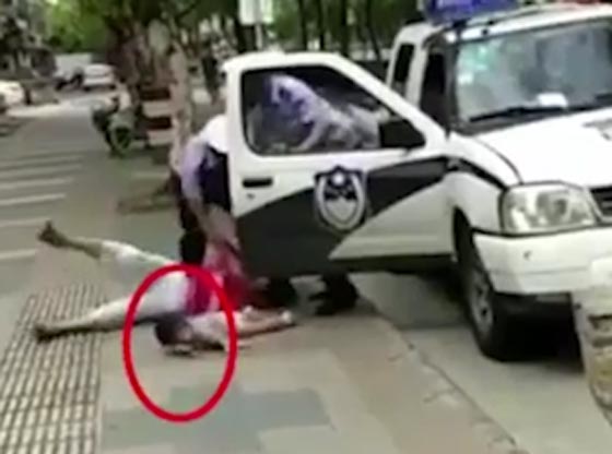 فيديو صادم.. شرطي مرور يضرب امرأة تحمل رضيعا ويسقطها ارضا صورة رقم 3