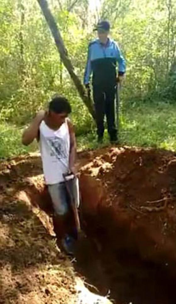 فيديو مروع لعصابة برازيلية تجبر شابين على حفر قبريهما قبل اعدامهما صورة رقم 2