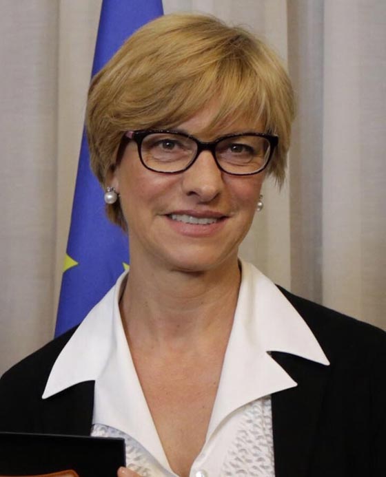 تعرف على 17 وزيرة للدفاع حول العالم بينهن الشيخة حسينة.. صور صورة رقم 8