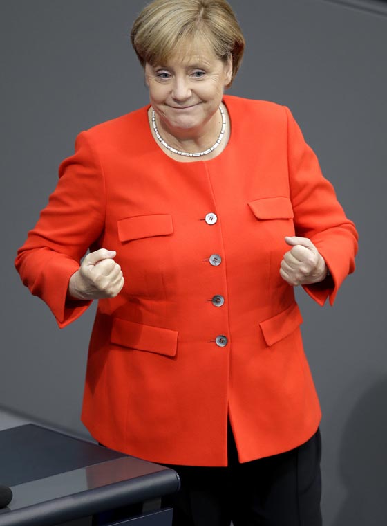 مجهولون يرشقون ميركل بالطماطم وواحدة أصابت سترتها الحمراء! فيديو صورة رقم 5