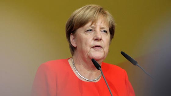 مجهولون يرشقون ميركل بالطماطم وواحدة أصابت سترتها الحمراء! فيديو صورة رقم 4