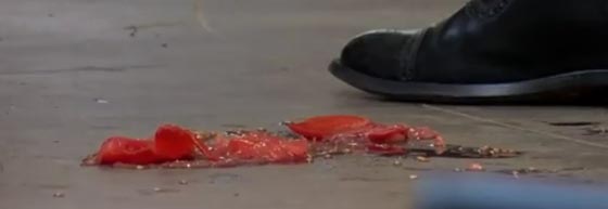 مجهولون يرشقون ميركل بالطماطم وواحدة أصابت سترتها الحمراء! فيديو صورة رقم 1