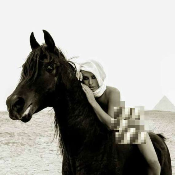 القبض على سائحة بلجيكية قامت بخلع ملابسها عند الأهرامات صورة رقم 1