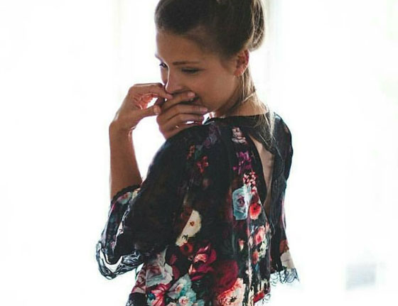 القبض على سائحة بلجيكية قامت بخلع ملابسها عند الأهرامات صورة رقم 5