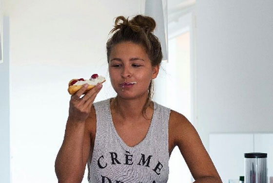 القبض على سائحة بلجيكية قامت بخلع ملابسها عند الأهرامات صورة رقم 6