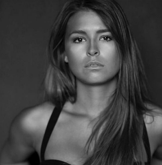 القبض على سائحة بلجيكية قامت بخلع ملابسها عند الأهرامات صورة رقم 7