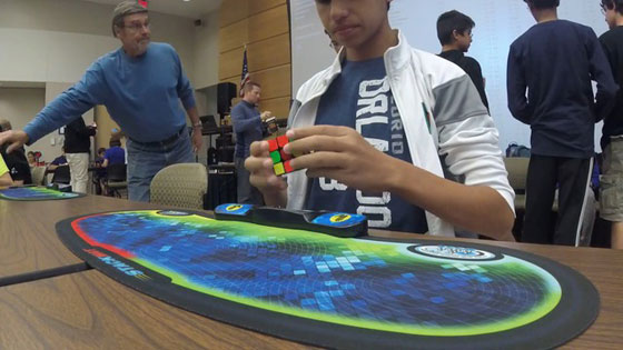 بالفيديو والصور.. مراهق أمريكي يحطم الرقم القياسي لروبيك صورة رقم 1