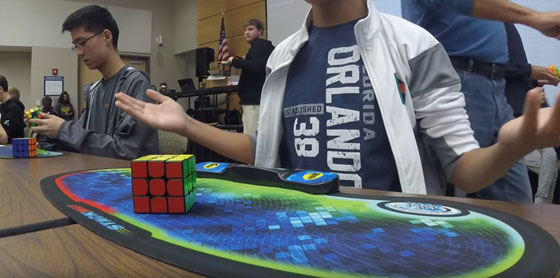 بالفيديو والصور.. مراهق أمريكي يحطم الرقم القياسي لروبيك صورة رقم 2