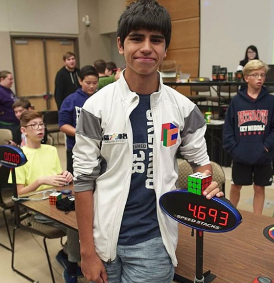 بالفيديو والصور.. مراهق أمريكي يحطم الرقم القياسي لروبيك صورة رقم 4