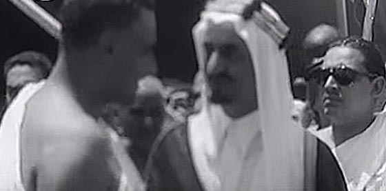 ولي العهد السعودي يستقبل عبد الناصر والسادات بالحج في فيديو نادر صورة رقم 1
