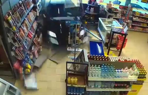 فيديو مثير.. سائق عجوز يفقد السيطرة فيصبح سائقا مجنونا!! صورة رقم 1