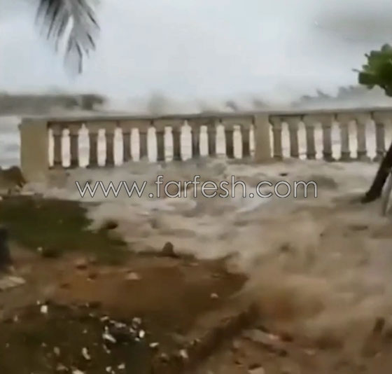 امواج اعصار ارما العاتية كادت تغرق مصورا وهو يؤدي عمله صورة رقم 3