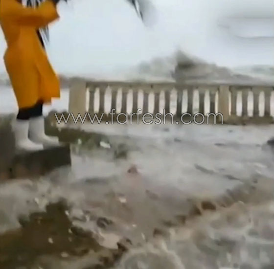 امواج اعصار ارما العاتية كادت تغرق مصورا وهو يؤدي عمله صورة رقم 4