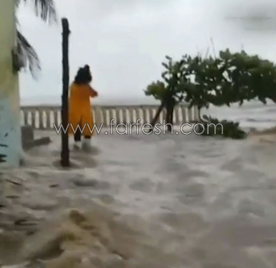 امواج اعصار ارما العاتية كادت تغرق مصورا وهو يؤدي عمله صورة رقم 6