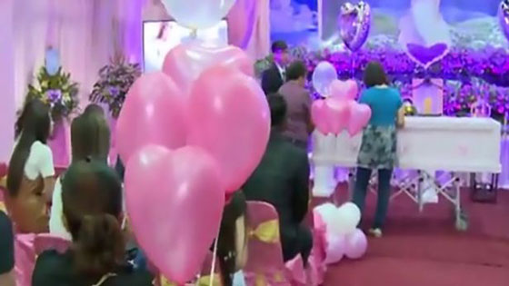 شاب يتزوج من حبيبته المتوفاة في حادث سير وهي في نعشها.. فيديو صورة رقم 1