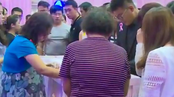 شاب يتزوج من حبيبته المتوفاة في حادث سير وهي في نعشها.. فيديو صورة رقم 2