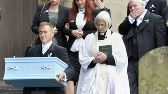 كلب يفترس طفلا رضيعا بعد أن سكر والده ونام لافراطه في شرب الجعة صورة رقم 3