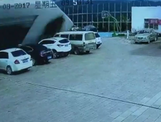 الصين: شاهدوا لحظة انهيار جدار وتدميره 10 سيارات صورة رقم 1