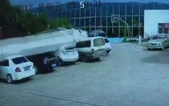 الصين: شاهدوا لحظة انهيار جدار وتدميره 10 سيارات صورة رقم 2