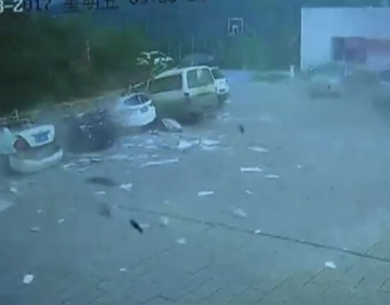 الصين: شاهدوا لحظة انهيار جدار وتدميره 10 سيارات صورة رقم 3