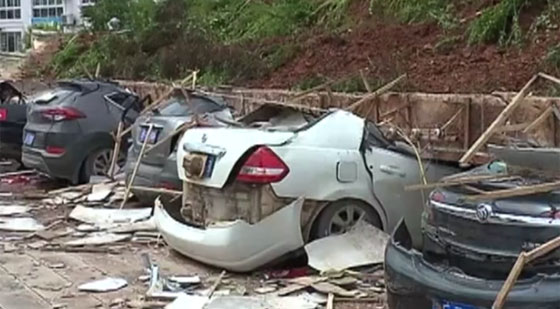 الصين: شاهدوا لحظة انهيار جدار وتدميره 10 سيارات صورة رقم 4