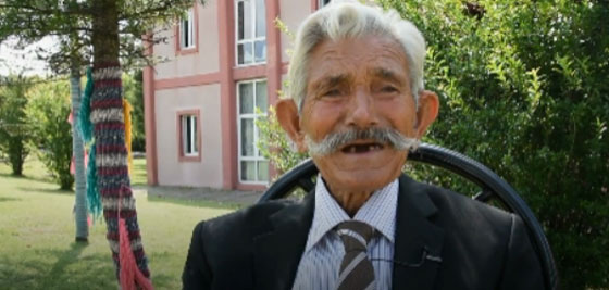 فيديو مؤثر.. قصة حب أبدي لعجوزين تركيين يعيشان في دار رعاية  صورة رقم 2