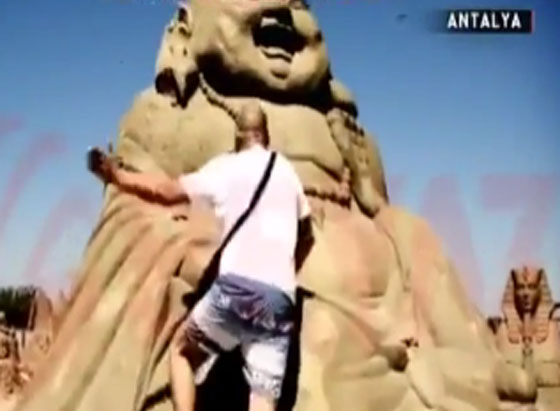 تركي يهاجم تمثال بوذا في مهرجان الرمال تعاطفا مع مسلمي بورما  صورة رقم 3