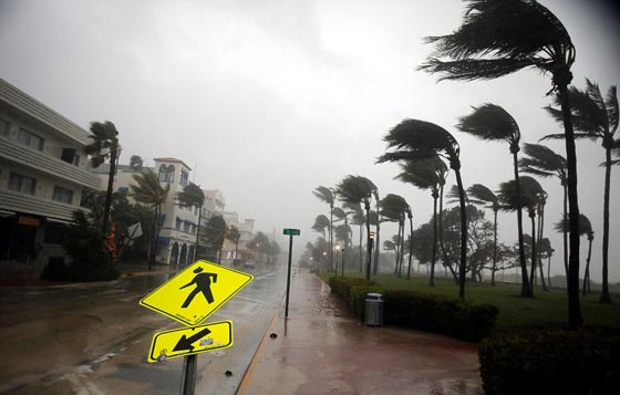 اعصار ايرما يتحرك غربا بعد ان خلف دمارا كارثيا في كوبا وفلوريدا صورة رقم 1