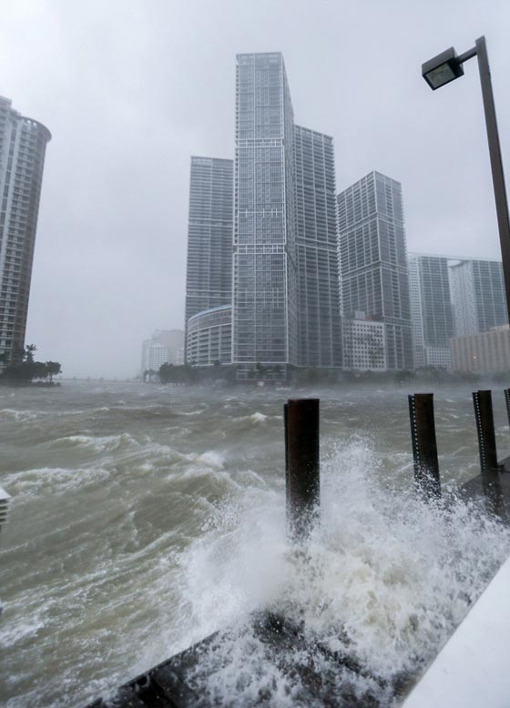 اعصار ايرما يتحرك غربا بعد ان خلف دمارا كارثيا في كوبا وفلوريدا صورة رقم 13