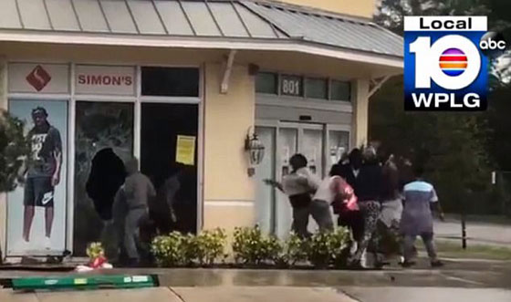 مصائب قوم.. اعتقال 28 لصا استغلوا اعصار ارما للسطو والسرقة صورة رقم 6