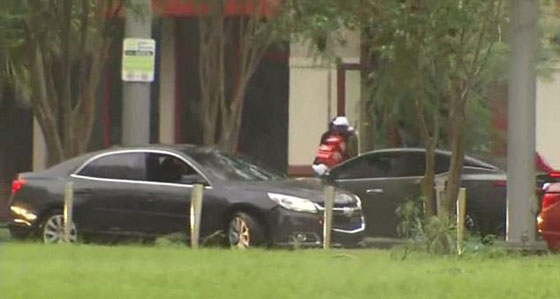 مصائب قوم.. اعتقال 28 لصا استغلوا اعصار ارما للسطو والسرقة صورة رقم 12