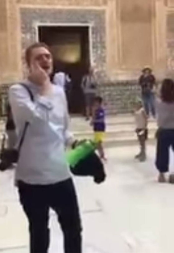 سائح امريكي يثير الذهول لدى رفعه الآذان بقصر الحمراء باسبانيا.. فيديو صورة رقم 1