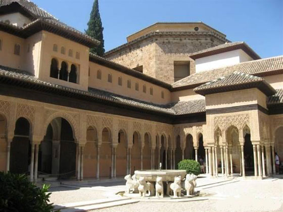 سائح امريكي يثير الذهول لدى رفعه الآذان بقصر الحمراء باسبانيا.. فيديو صورة رقم 2