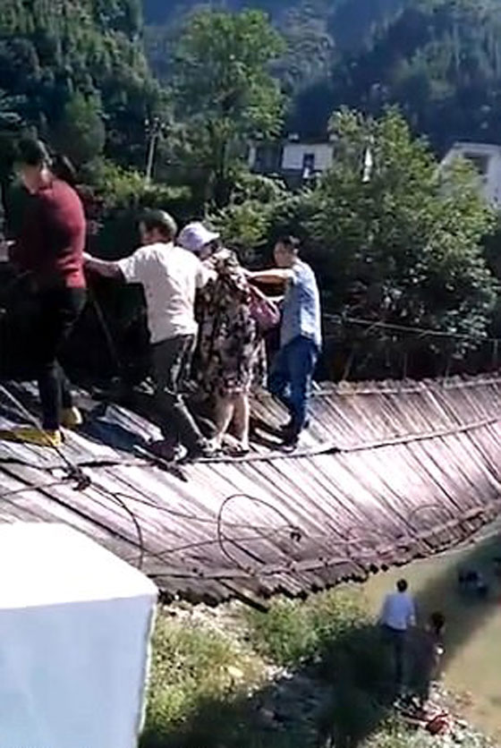 شاهدوا لحظة انهيار جسر معلق أثناء عبور 16 شخصا صورة رقم 1