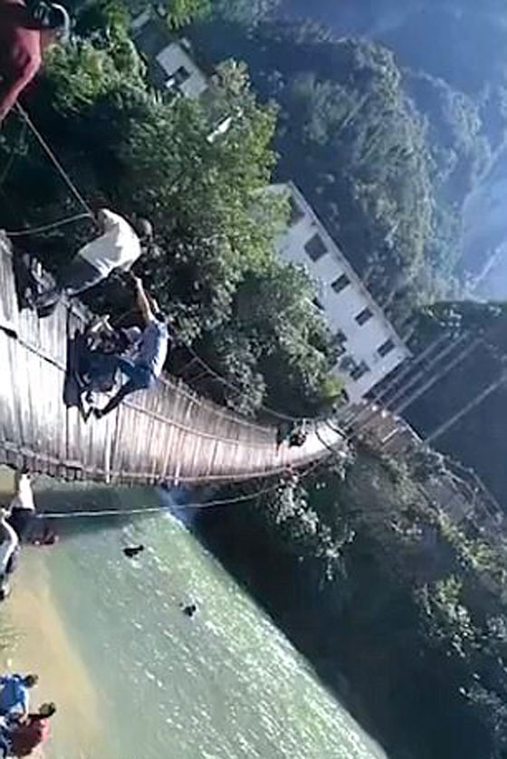 شاهدوا لحظة انهيار جسر معلق أثناء عبور 16 شخصا صورة رقم 2