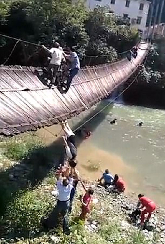 شاهدوا لحظة انهيار جسر معلق أثناء عبور 16 شخصا صورة رقم 3
