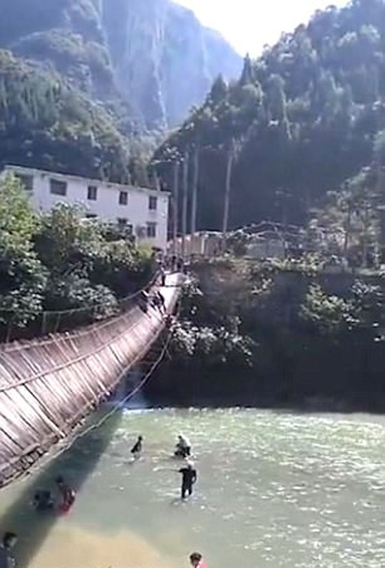 شاهدوا لحظة انهيار جسر معلق أثناء عبور 16 شخصا صورة رقم 4