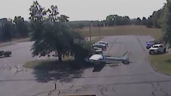 بالفيديو.. تحطم طائرة اصطدمت بشجرة صورة رقم 5