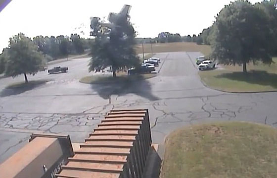 بالفيديو.. تحطم طائرة اصطدمت بشجرة صورة رقم 2