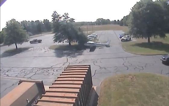 بالفيديو.. تحطم طائرة اصطدمت بشجرة صورة رقم 4