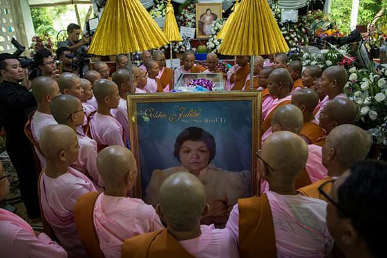 وفاة عرافة شهيرة شبيهة بمخلوق فضائي صورة رقم 5