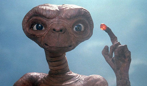 وفاة عرافة شهيرة شبيهة بمخلوق فضائي صورة رقم 7