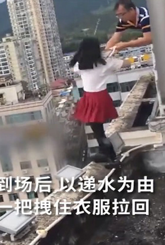 موقف بطولي.. فيديو لمدير مدرسة ينقذ طالبة من الانتحار صورة رقم 1