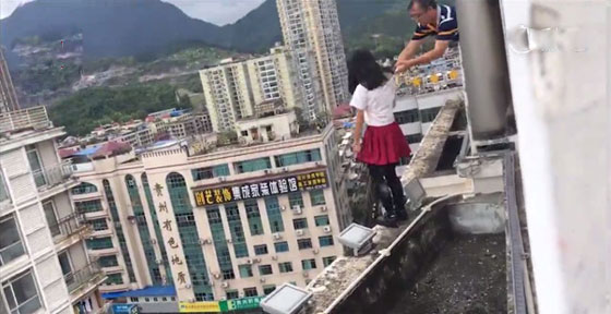 موقف بطولي.. فيديو لمدير مدرسة ينقذ طالبة من الانتحار صورة رقم 2