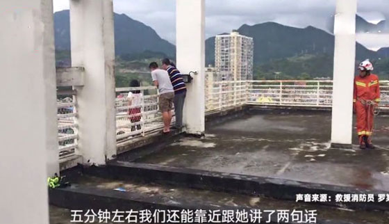 موقف بطولي.. فيديو لمدير مدرسة ينقذ طالبة من الانتحار صورة رقم 3