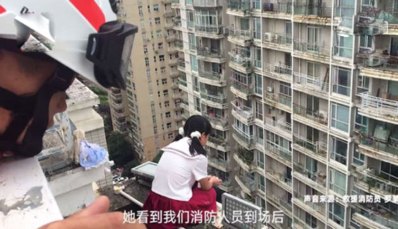 موقف بطولي.. فيديو لمدير مدرسة ينقذ طالبة من الانتحار صورة رقم 4