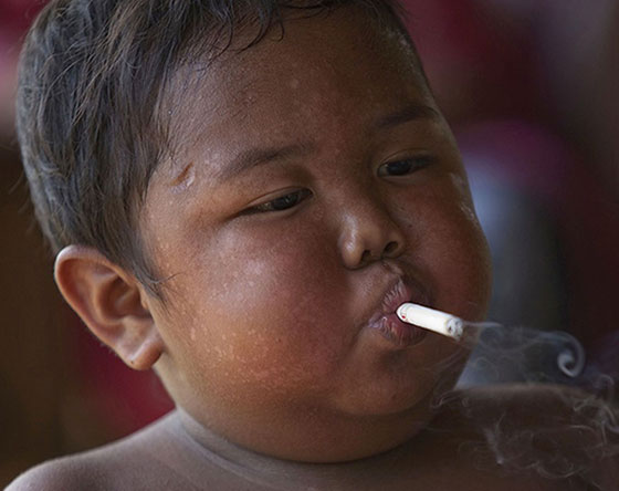 وباء قاتل.. اطفال مدمنين على التدخين في إندونيسيا  صورة رقم 1