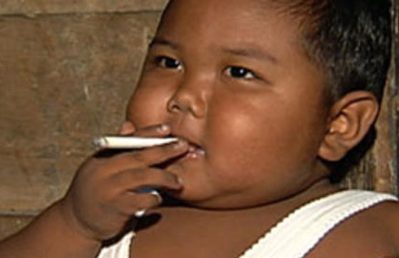 وباء قاتل.. اطفال مدمنين على التدخين في إندونيسيا  صورة رقم 3