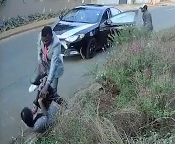 فيديو مثير.. طالبة جامعية تعاند لصين احدهما مسلح حاولا اختطافها!  صورة رقم 4